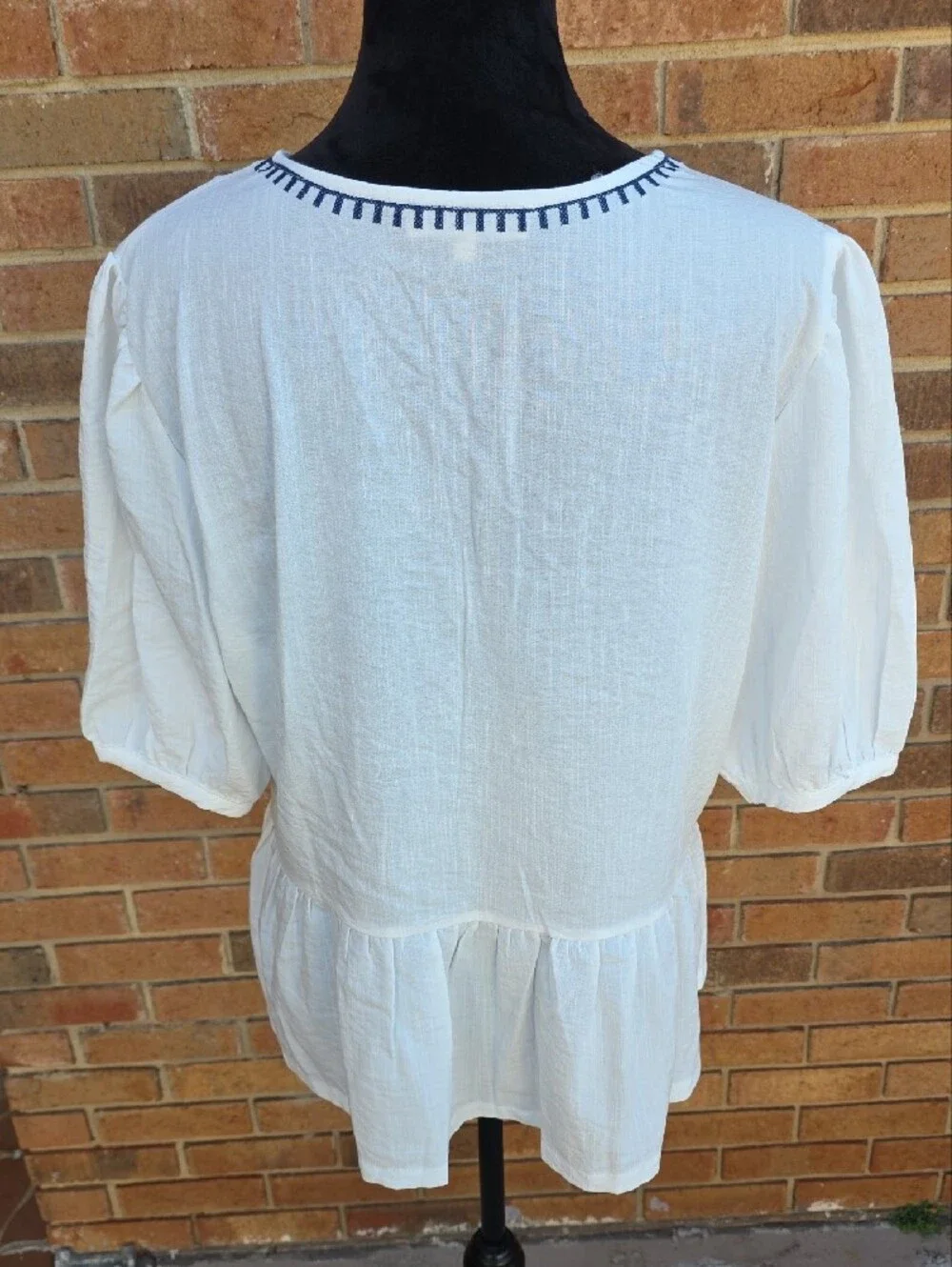 Solitaire By Anthropologie White Blouse with Blue Floral Embroidery Size XL